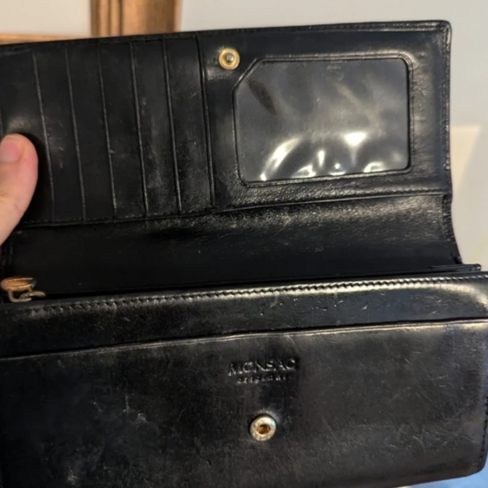 Monsac sleek black